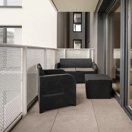 72m2 Manufaktura Prestige With Parking By Rentujemy Λοτζ
